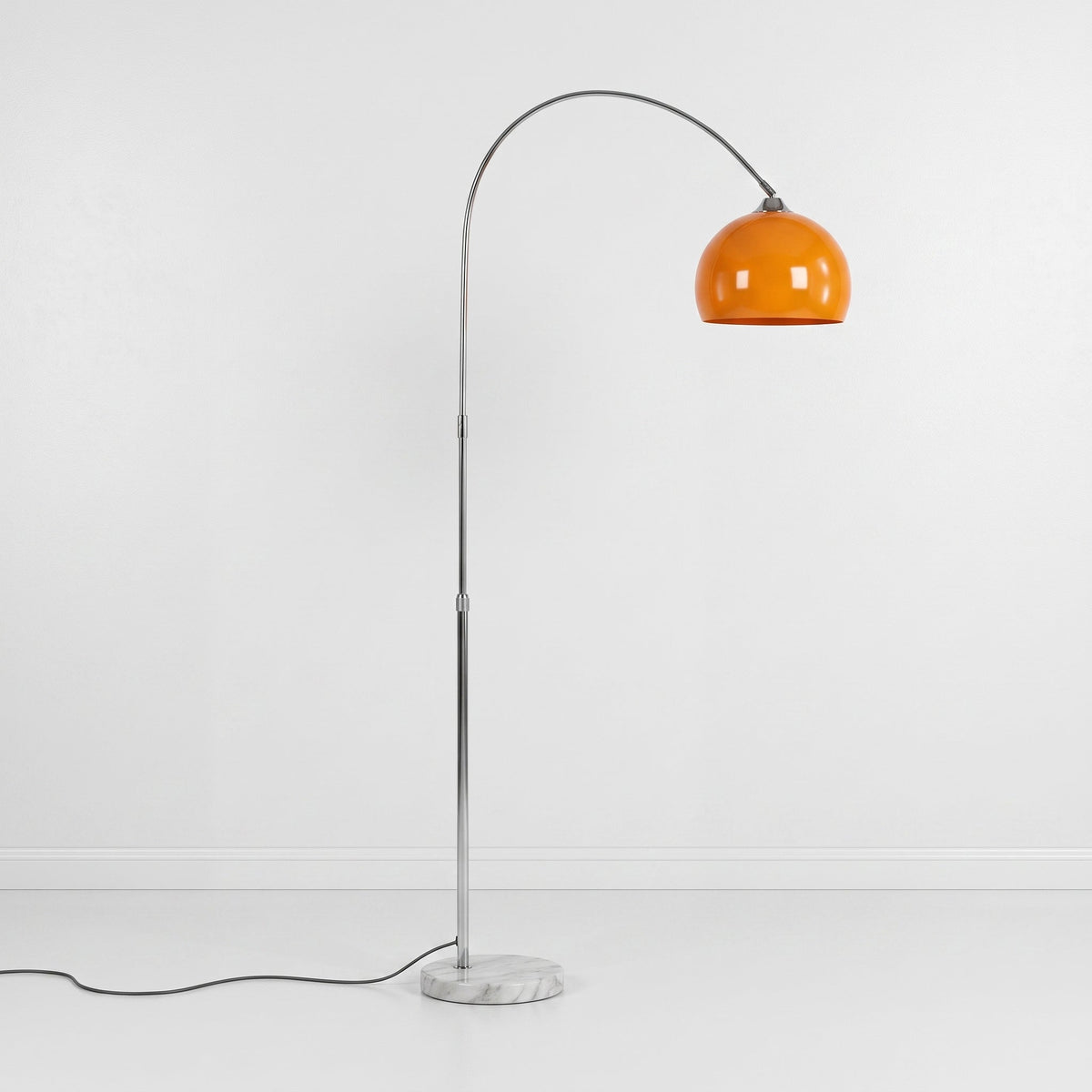 Minimalistische Stehleuchte Samedan 8032 aus Marmor und Metall, schwenkbar – Davos & Co.