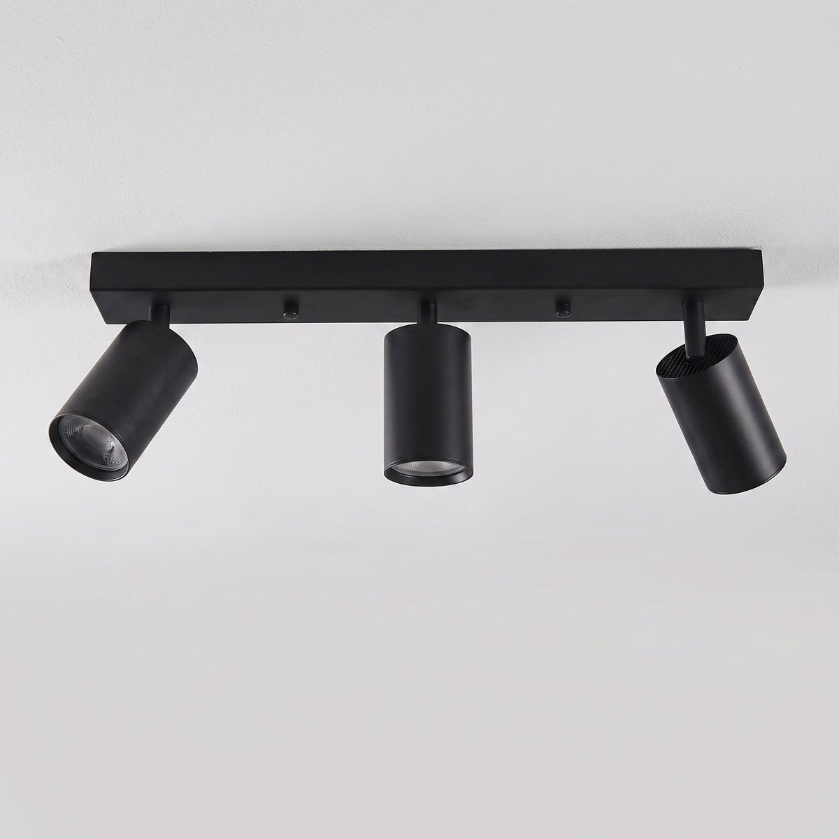 Minimalistischer Strahler Brissago 8940 aus Metall – Ansicht 5 – Davos & Co.