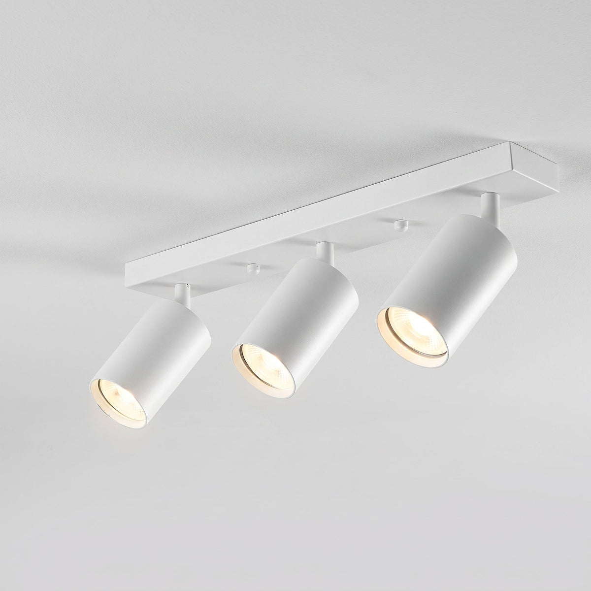 Minimalistischer Strahler Brissago 8940 aus Metall – Ansicht 6 – Davos & Co.