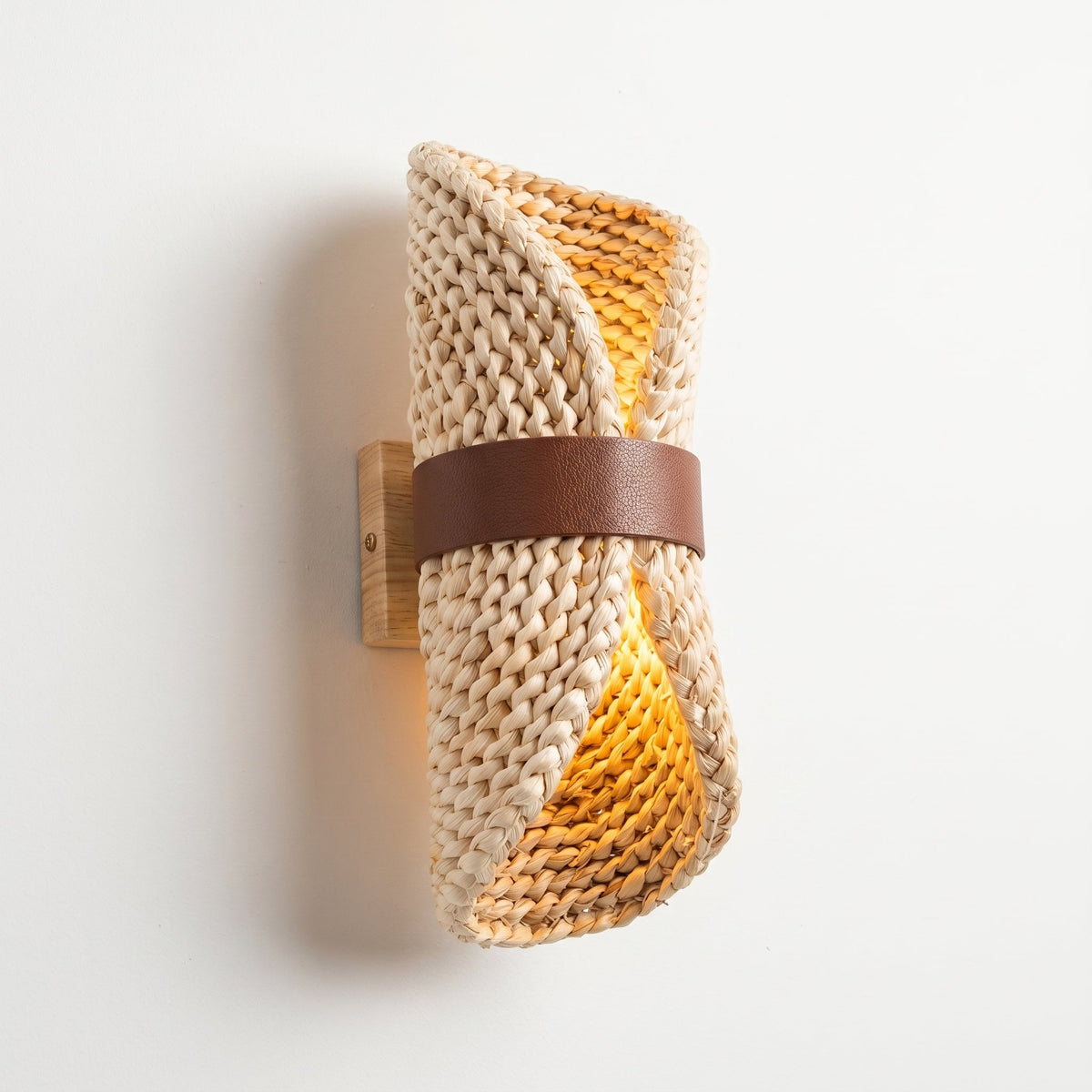 Rustikale Wandleuchte Zernez 3725 aus Rattan und Leder – Ansicht 2 – Davos & Co.